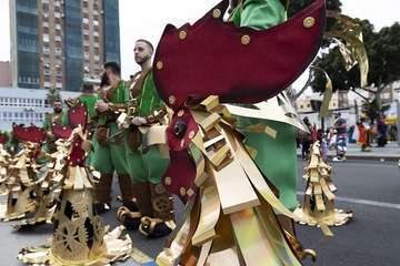  Telde disfruta con el pasacalle de los protagonistas del Carnaval de 'Studio 54'/Lpacarnaval.